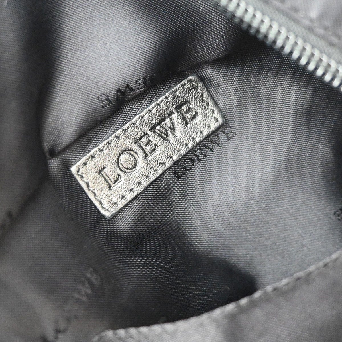 Loewe Anagram Logo Nappa Aire Hand Leather Grijs