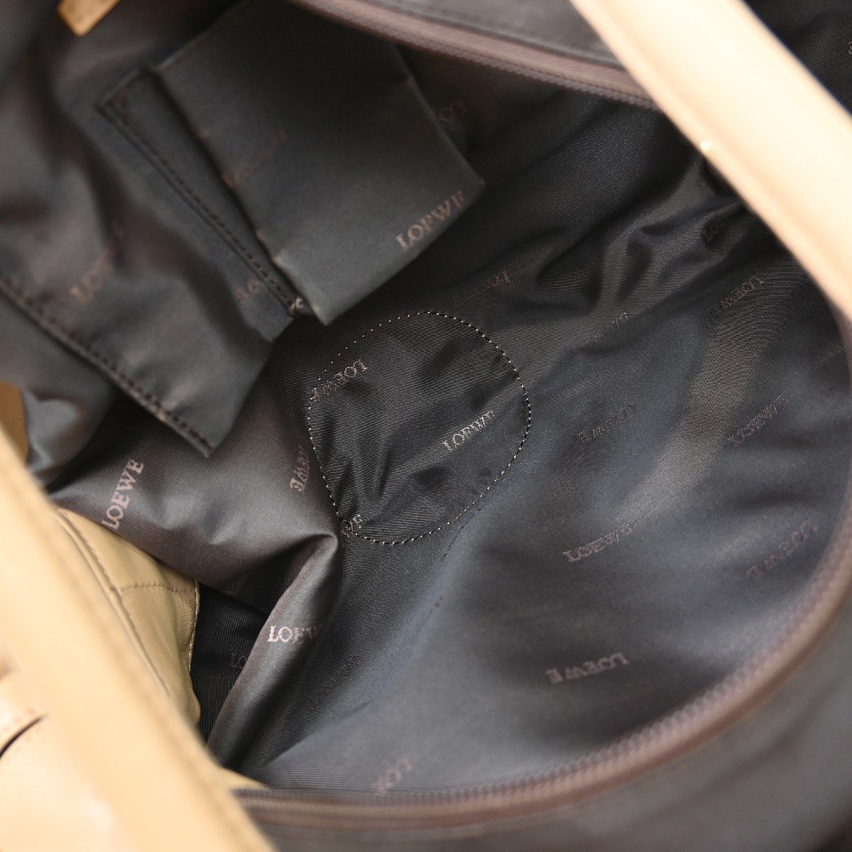 Loewe Anagram Logo Nappa Aire Hand Leather Zwart