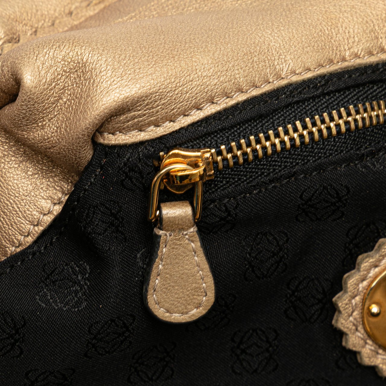 Loewe Nappa Aire Goud