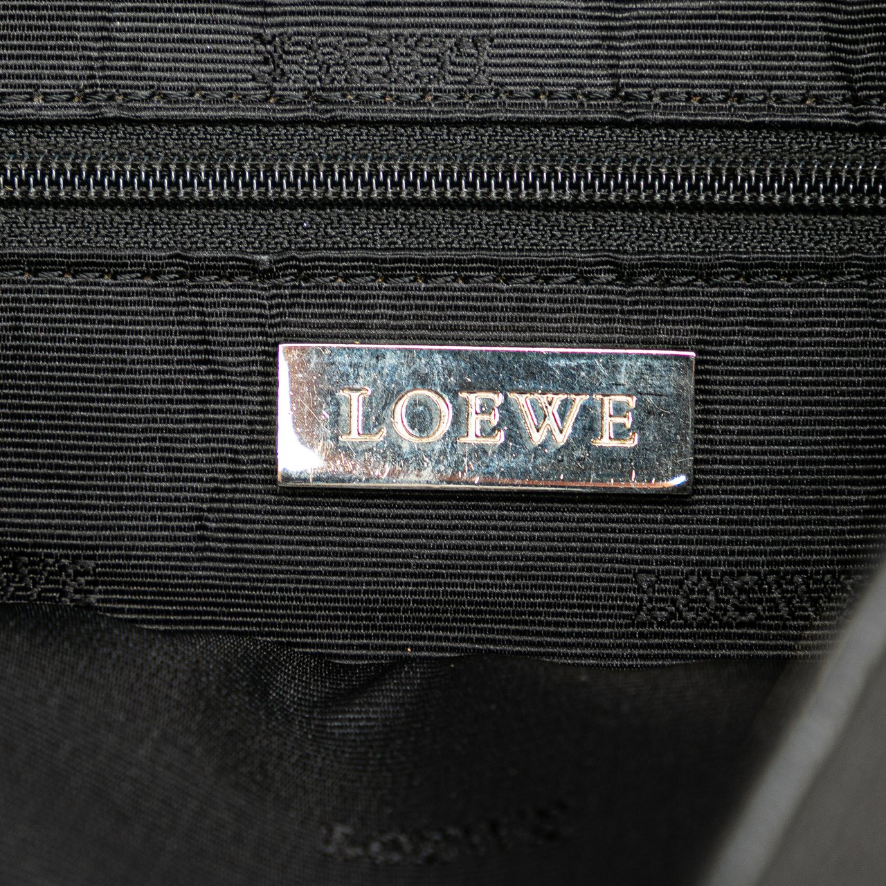 Loewe Anagram Leather Crossbody Zwart