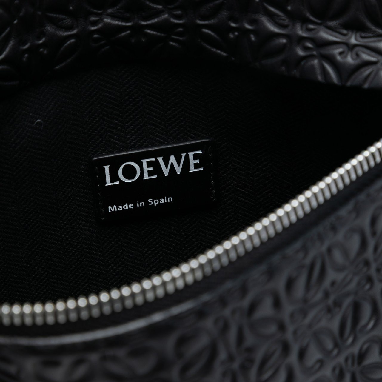 Loewe Embossed Anagram Leather Repeat T Clutch Zwart