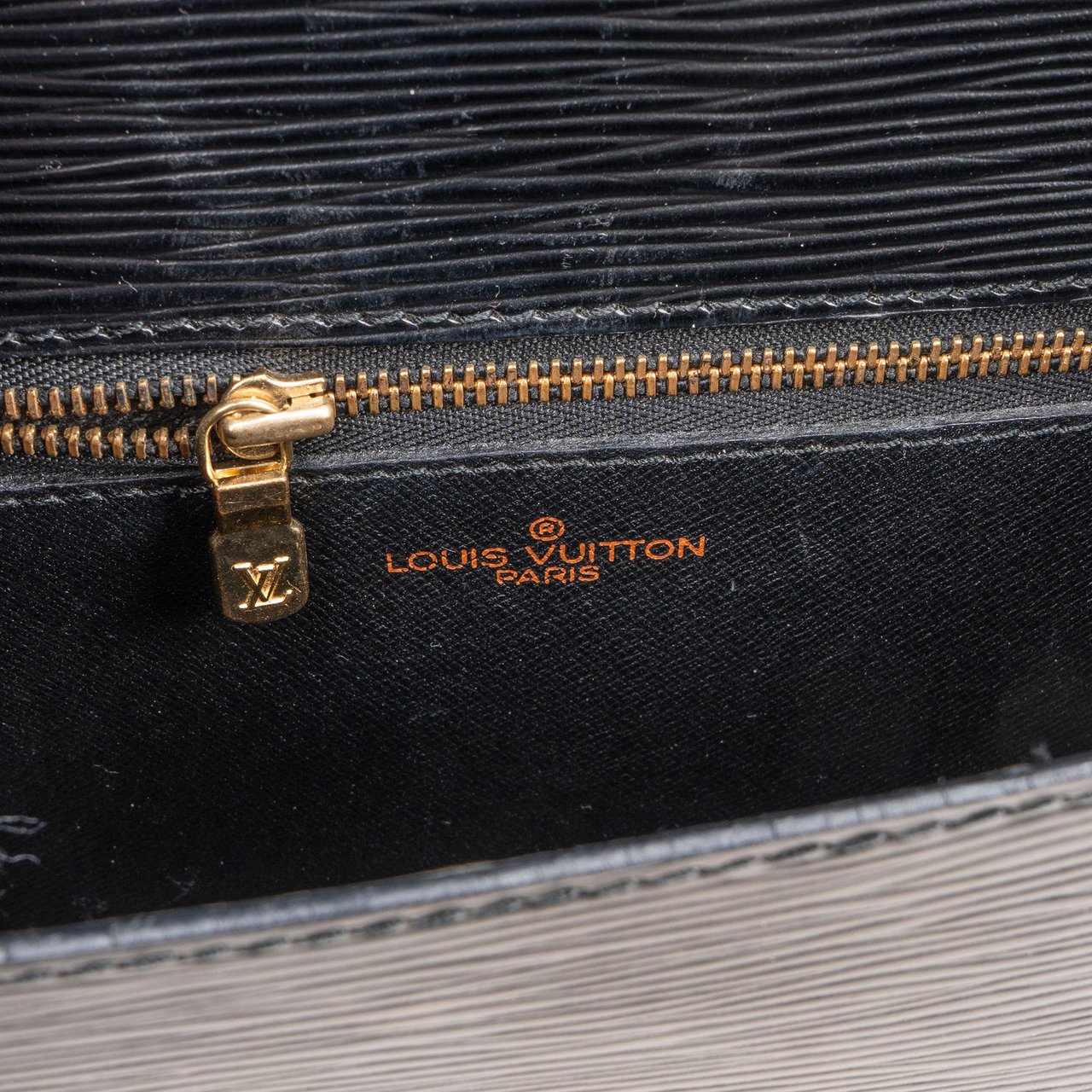Louis Vuitton Louis Vuitton Noir Epi Leather Saint Cloud GM Shoulder Bag Zwart