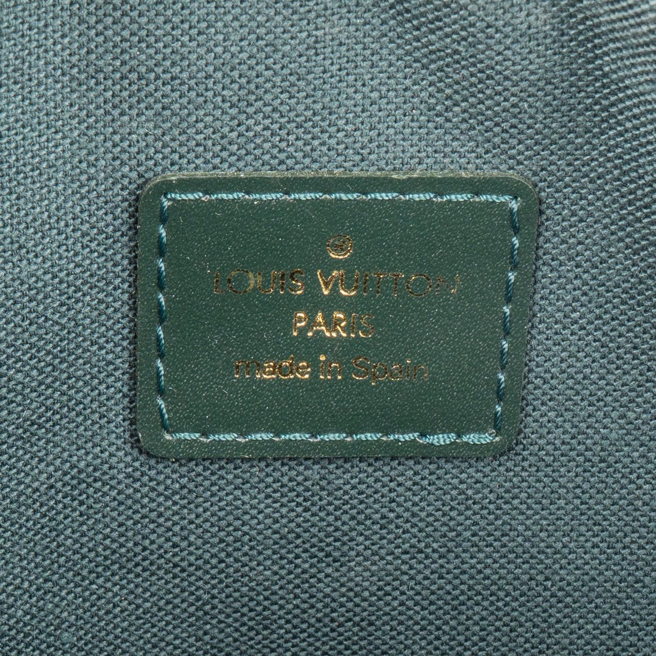 Louis Vuitton Louis Vuitton Taiga Leather Trousse Toilette 23 Clutch Donkergroen