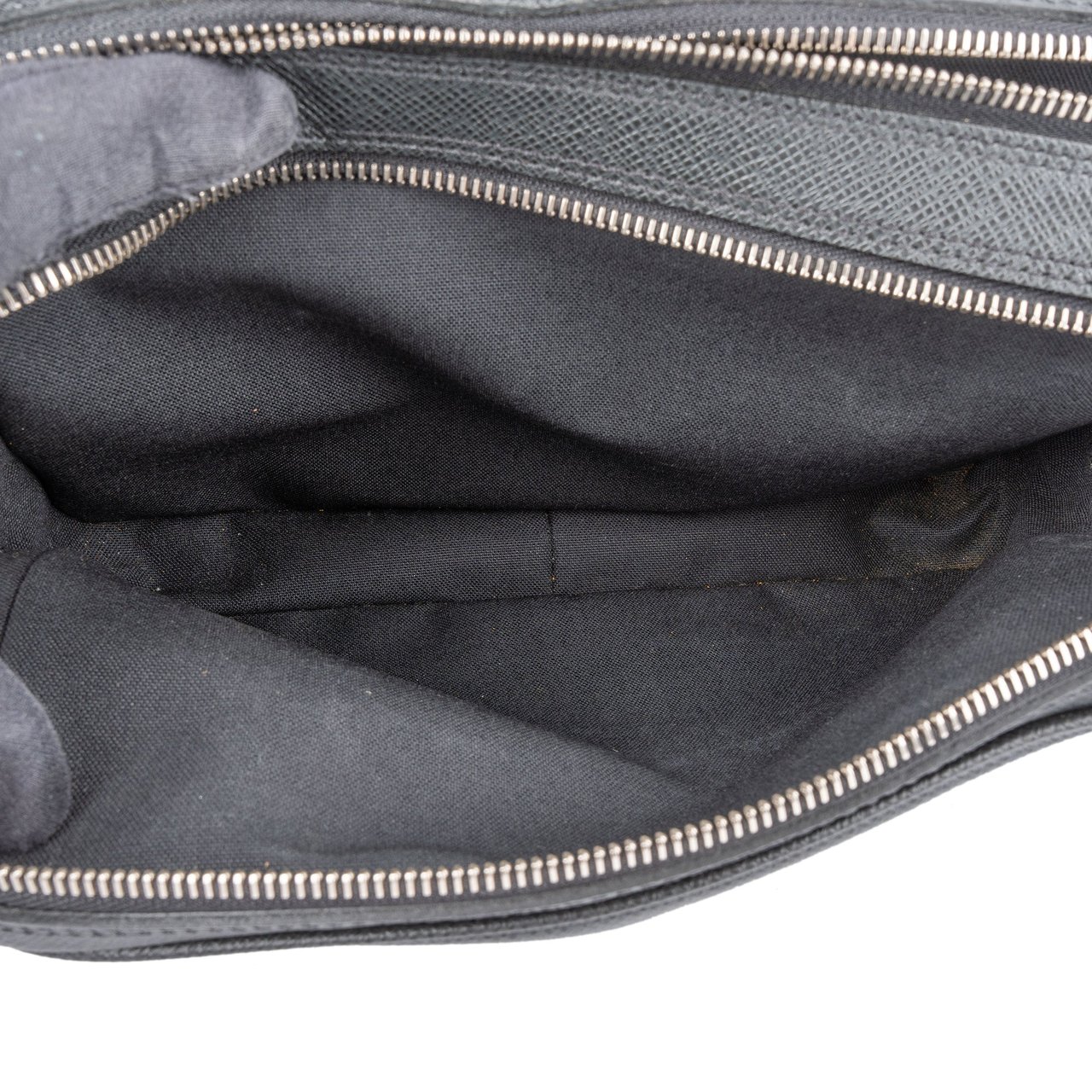 Louis Vuitton Louis Vuitton Noir Taiga Leather Pavel Toiletry Bag Zwart