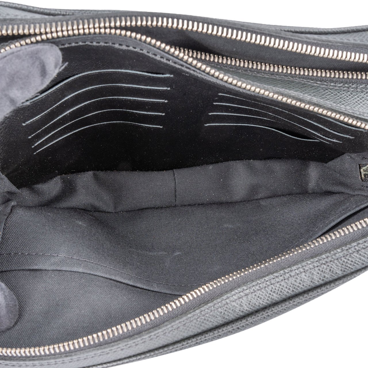 Louis Vuitton Louis Vuitton Noir Taiga Leather Pavel Toiletry Bag Zwart