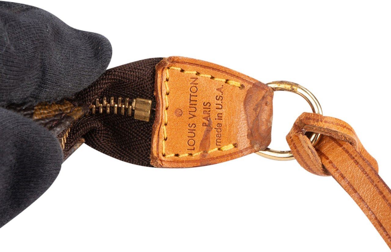 Louis Vuitton Louis Vuitton Monogram Canvas Pochette Accessoires Handbag Bruin