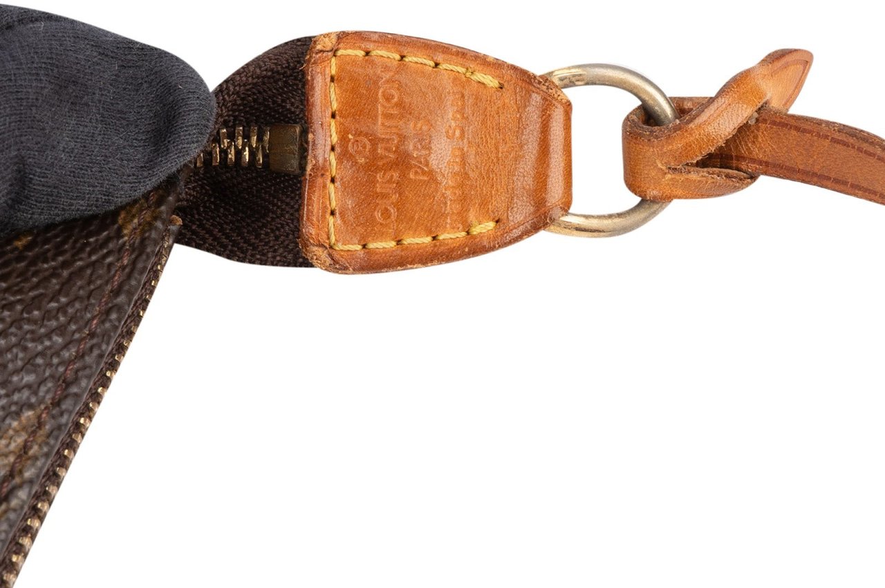 Louis Vuitton Louis Vuitton Monogram Canvas Pochette Accessoire Handbag Bruin