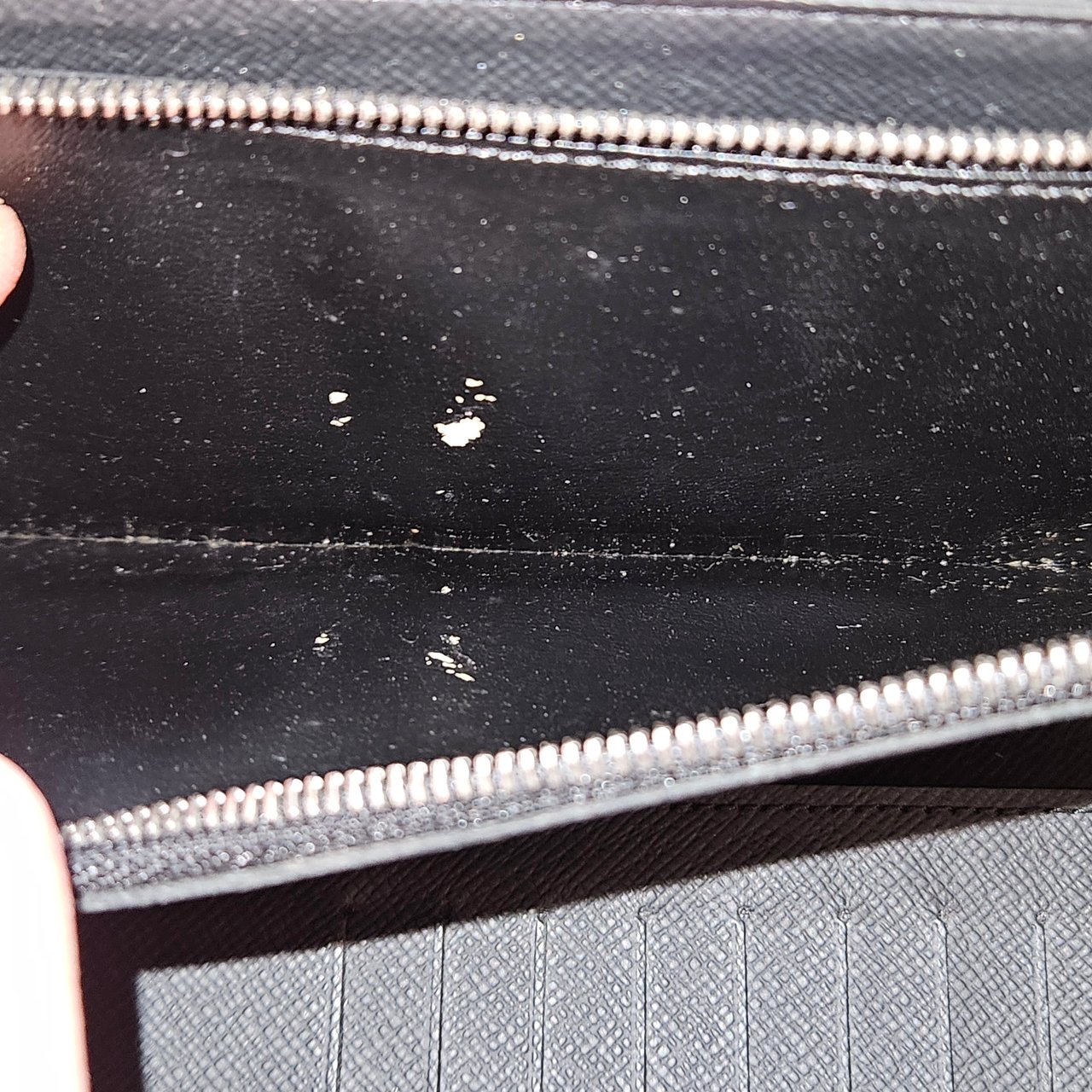 Louis Vuitton Louis Vuitton Taiga Leather Zippy Vertical Wallet Zwart