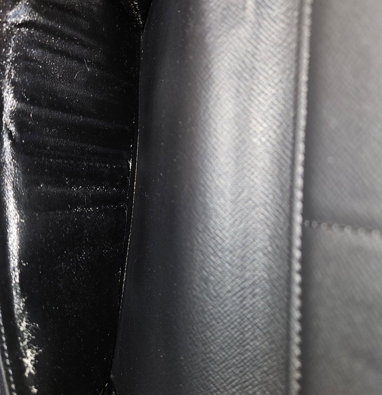 Louis Vuitton Louis Vuitton Taiga Leather Zippy Vertical Wallet Zwart