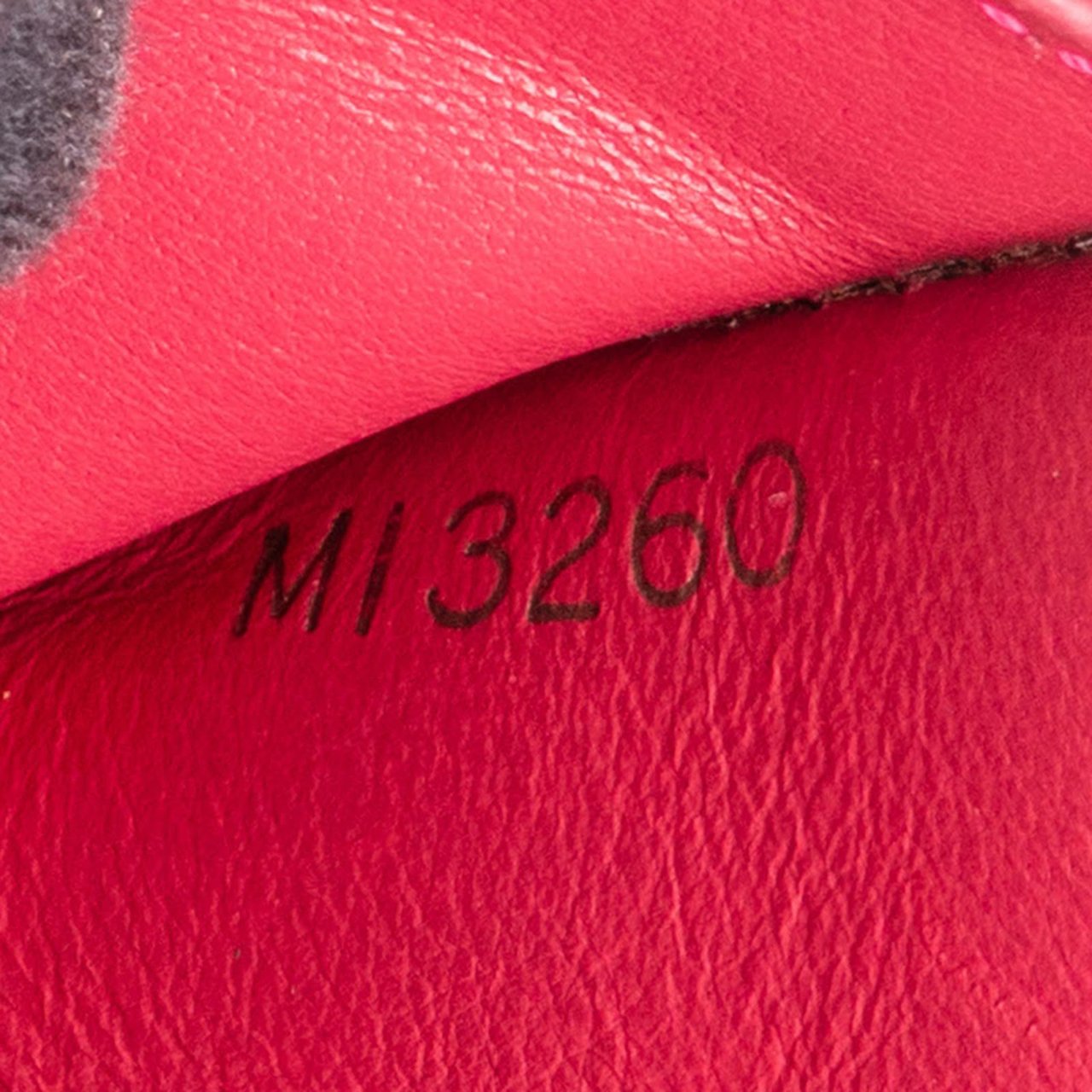 Louis Vuitton Louis Vuitton Taurillon Leather Capucines Compact Wallet Zwart