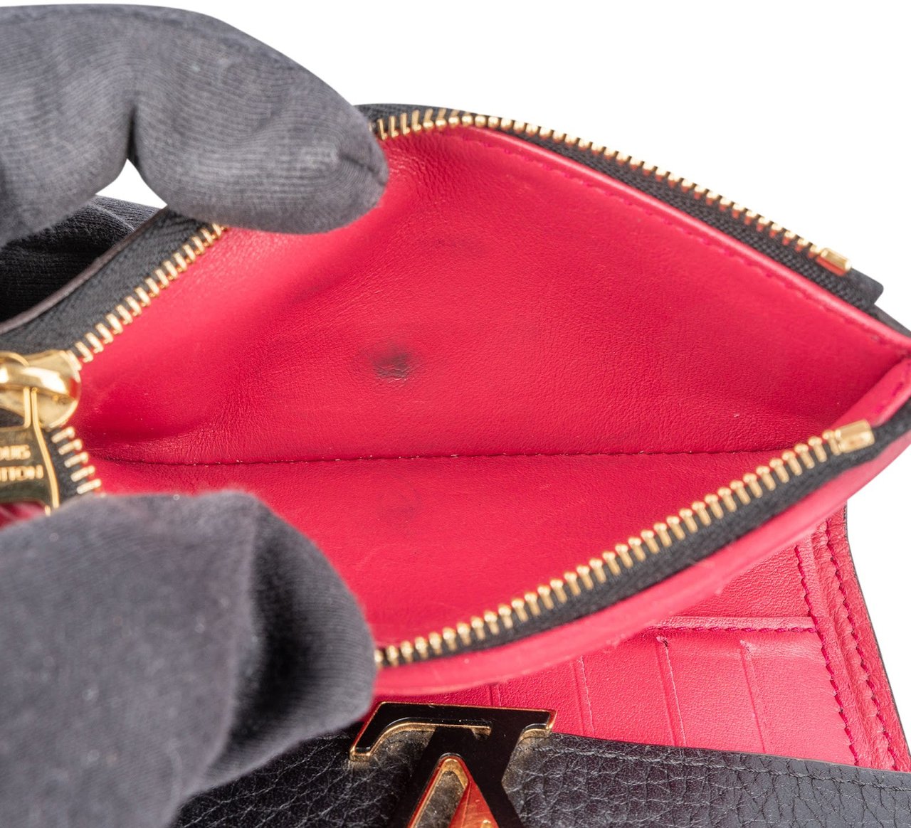 Louis Vuitton Louis Vuitton Taurillon Leather Capucines Compact Wallet Zwart