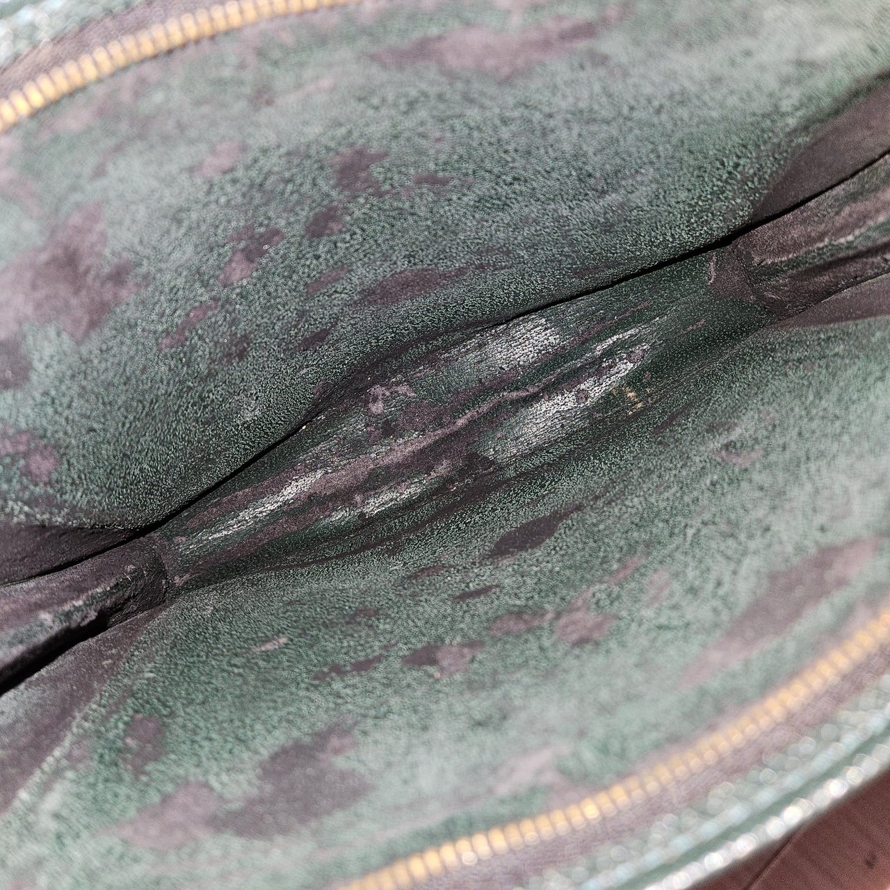 Louis Vuitton Louis Vuitton Green Taiga Leather Pochette Homme Clutch Groen