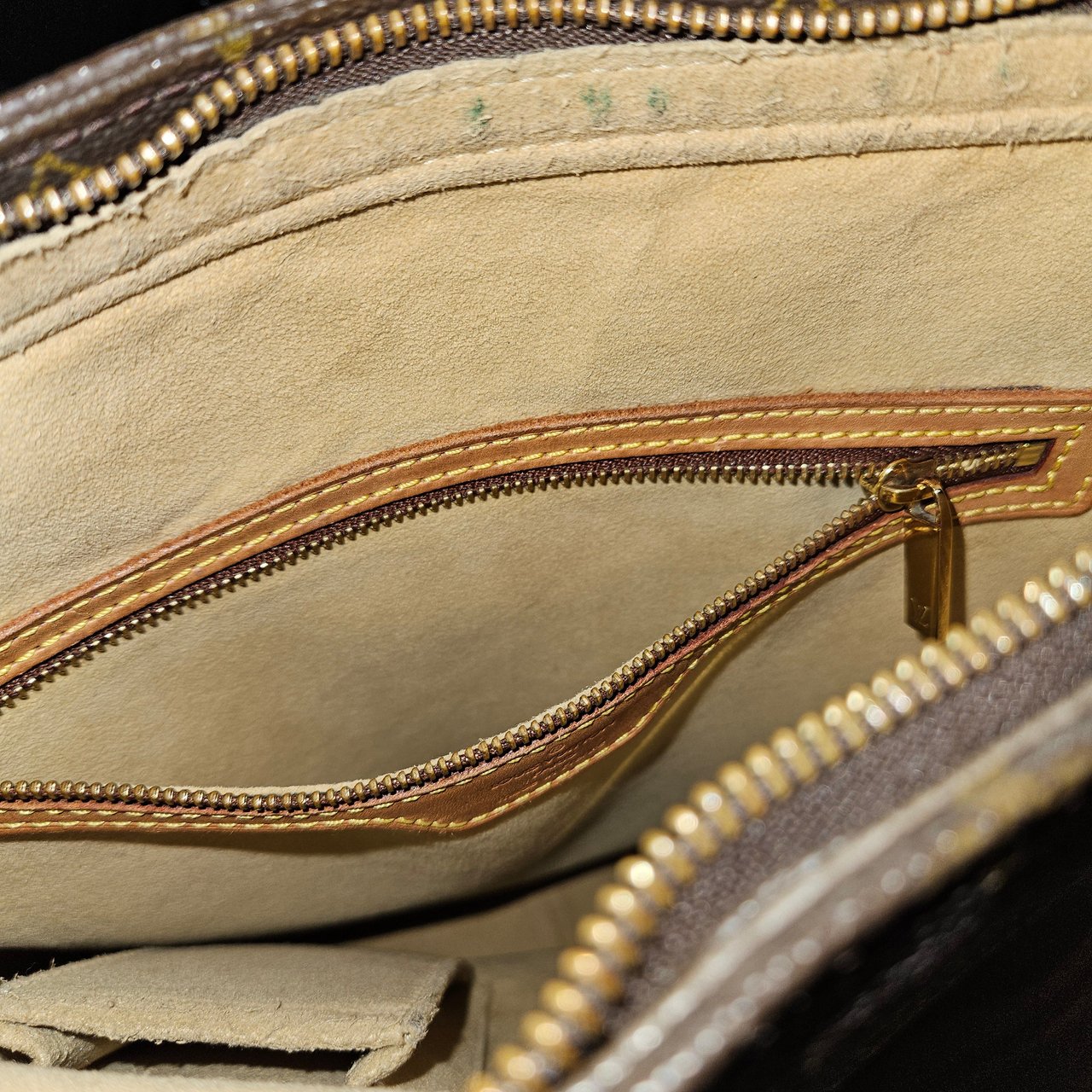 Louis Vuitton Louis Vuitton Monogram Canvas Looping GM Shoulder Bag Bruin