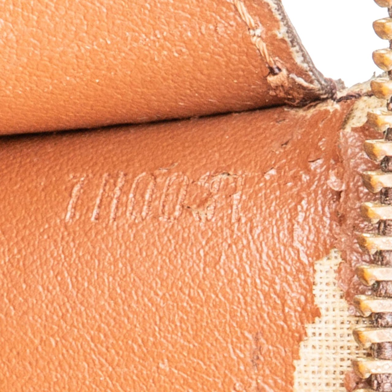 Louis Vuitton Louis Vuitton Monogram Canvas Poche Toilette 25 Clutch Bruin