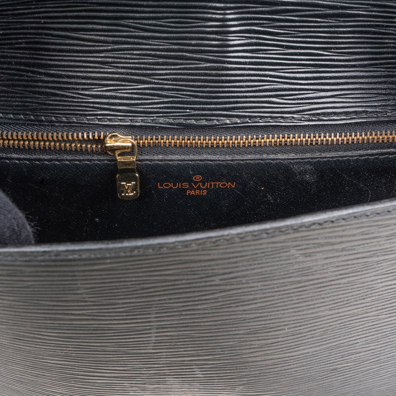 Louis Vuitton Louis Vuitton Noir Epi Leather Saint Cloud GM Crossbody Bag Zwart