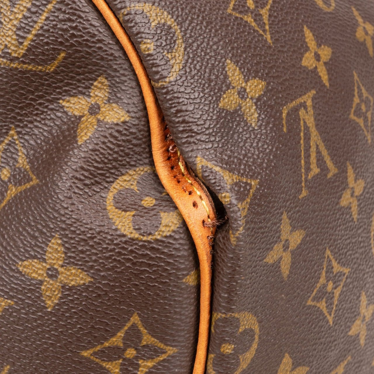 Louis Vuitton Louis Vuitton Monogram Canvas Speedy 40 Handbag Bruin