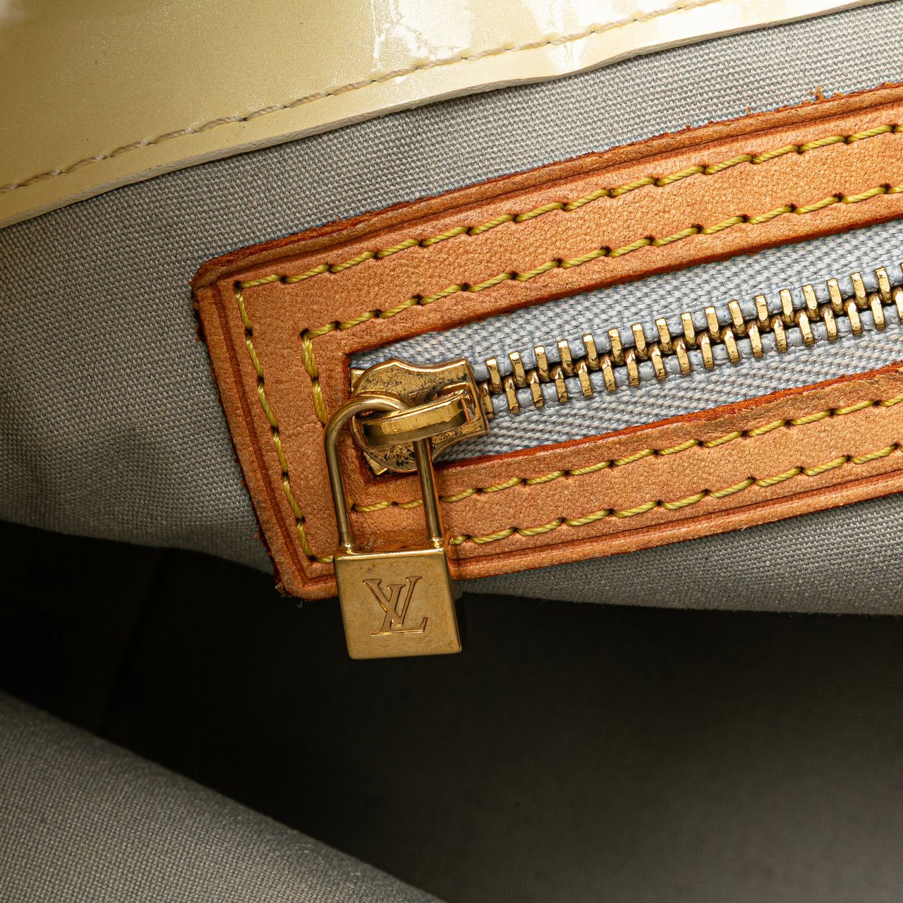 Louis Vuitton Monogram Vernis Reade PM Wit