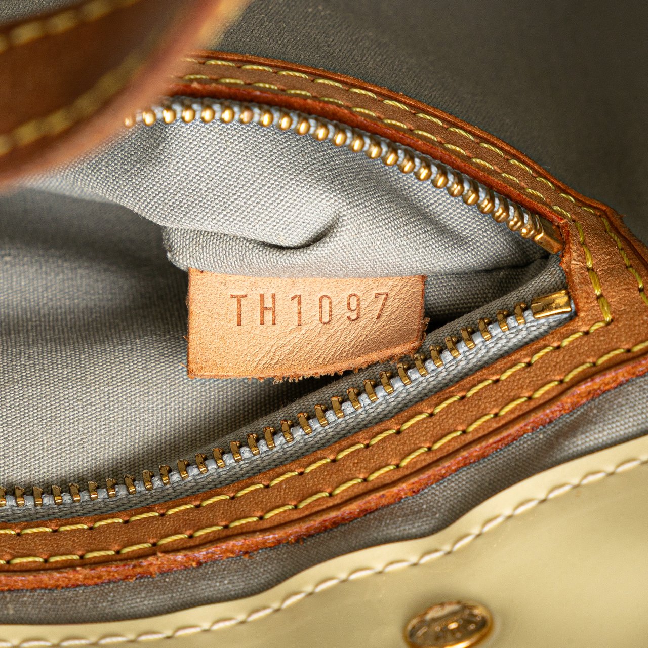 Louis Vuitton Monogram Vernis Reade PM Wit