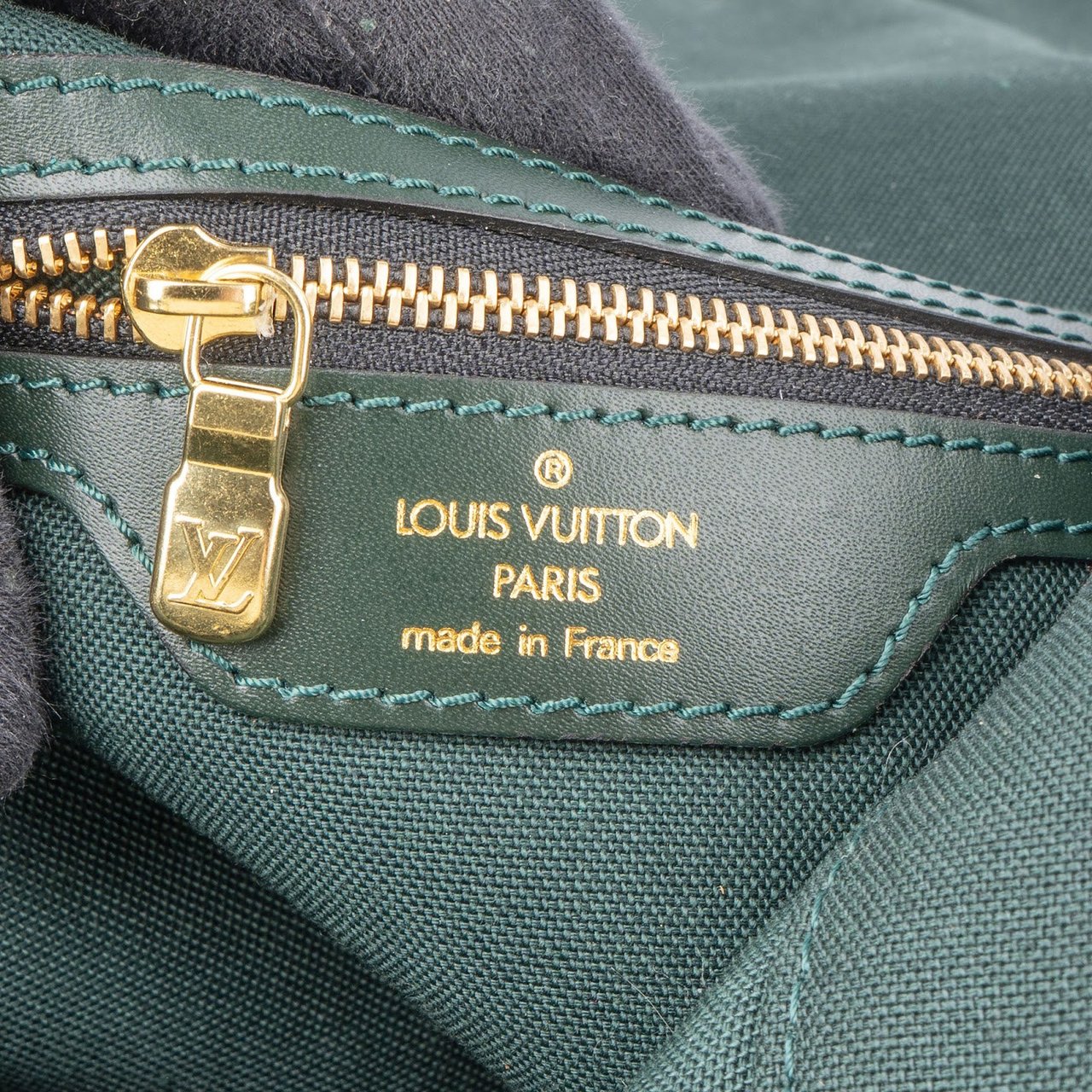 Louis Vuitton Louis Vuitton Green Taiga Leather Dersou Messenger Crossbody Bag Donkergroen
