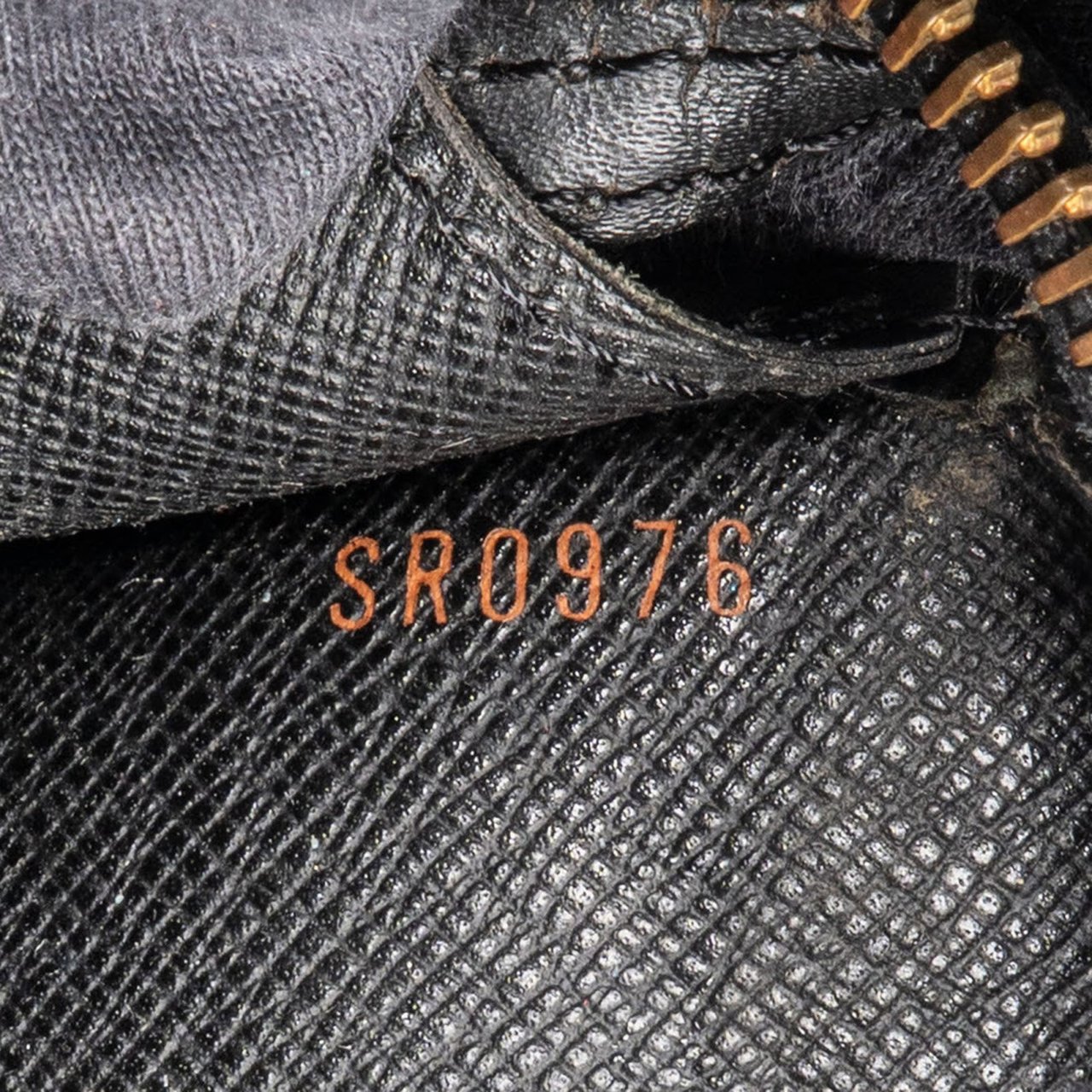 Louis Vuitton Louis Vuitton Noir Epi Leather Pochette Homme Clutch Zwart