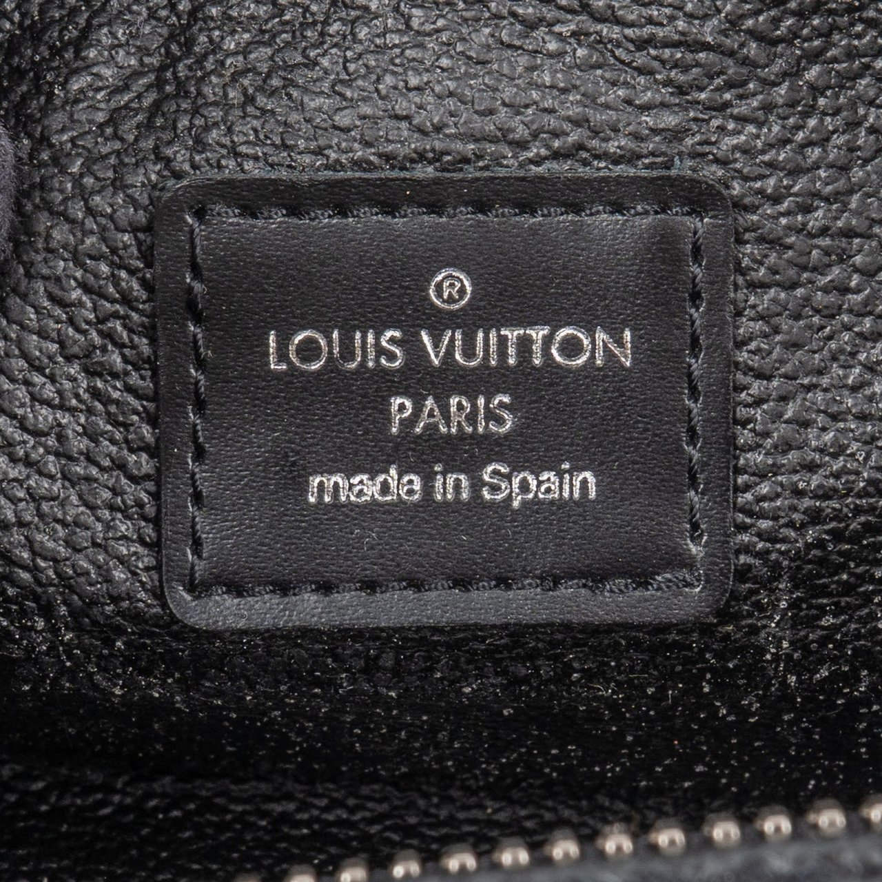 Louis Vuitton Louis Vuitton Taiga Leather Trousse Toilette Clutch Zwart