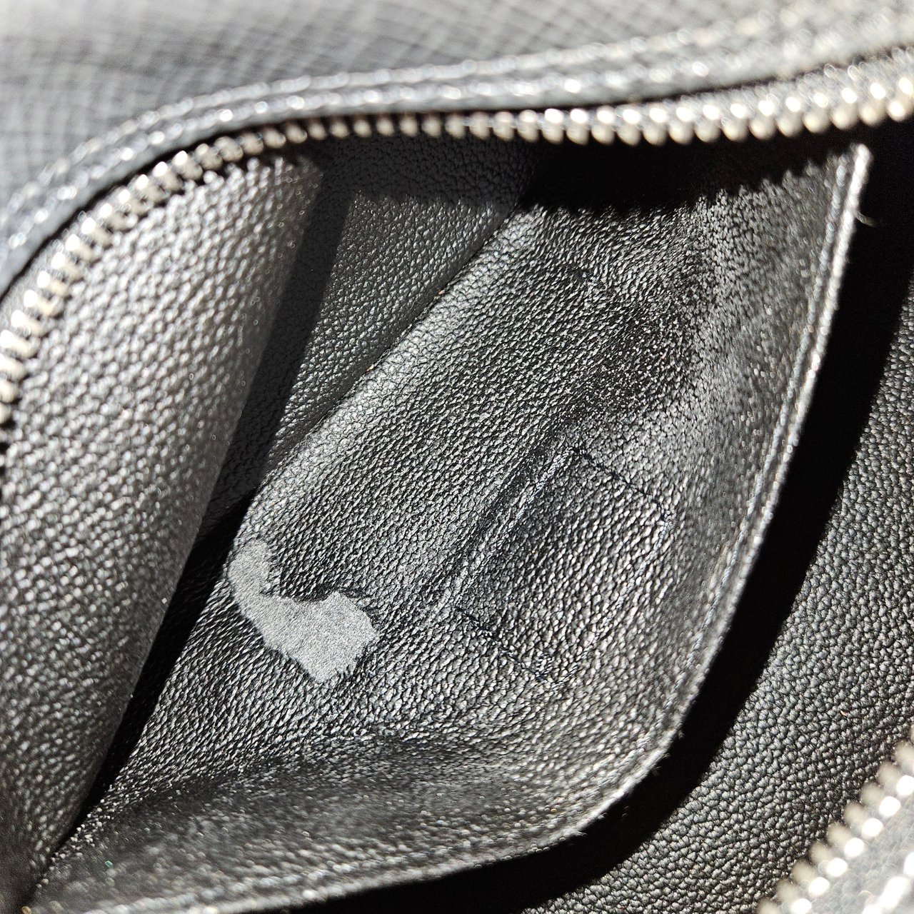 Louis Vuitton Louis Vuitton Taiga Leather Trousse Toilette Clutch Zwart