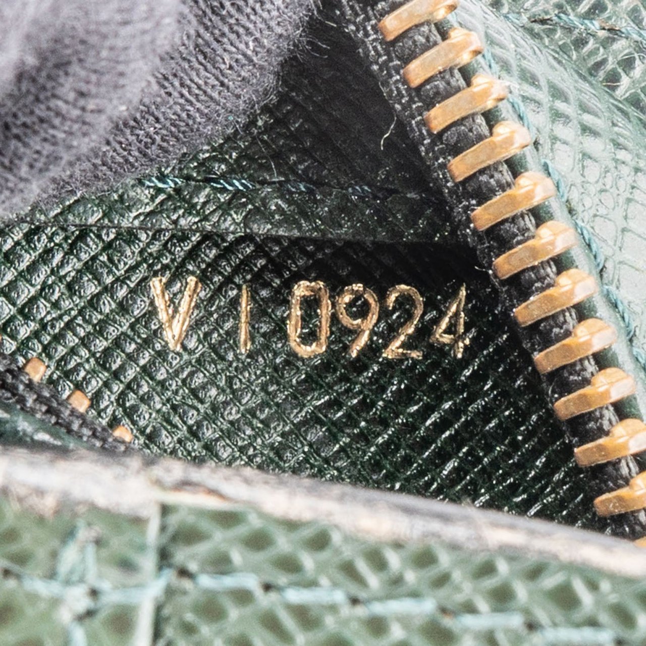 Louis Vuitton Louis Vuitton Green Taiga Leather Pochette Homme Clutch Groen