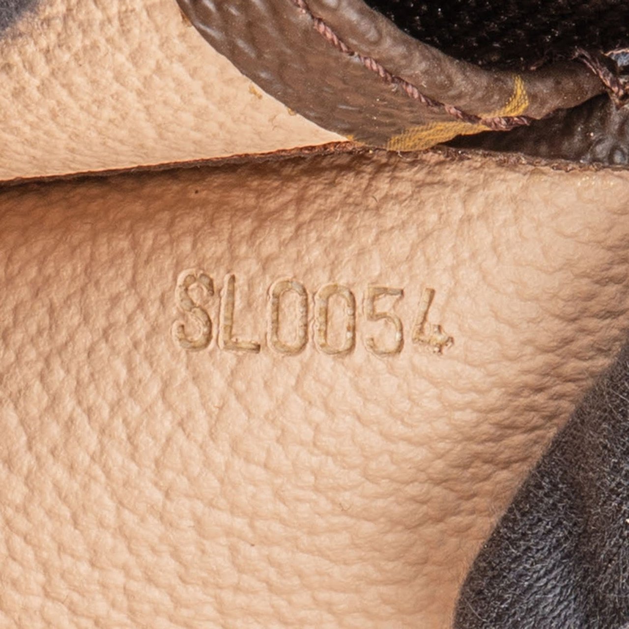 Louis Vuitton Louis Vuitton Monogram Poche Toilette 25 Clutch Bruin