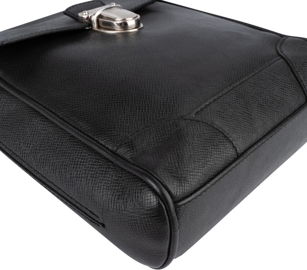 Louis Vuitton Louis Vuitton Noir Taiga Leather Luka Crossbody Bag Zwart