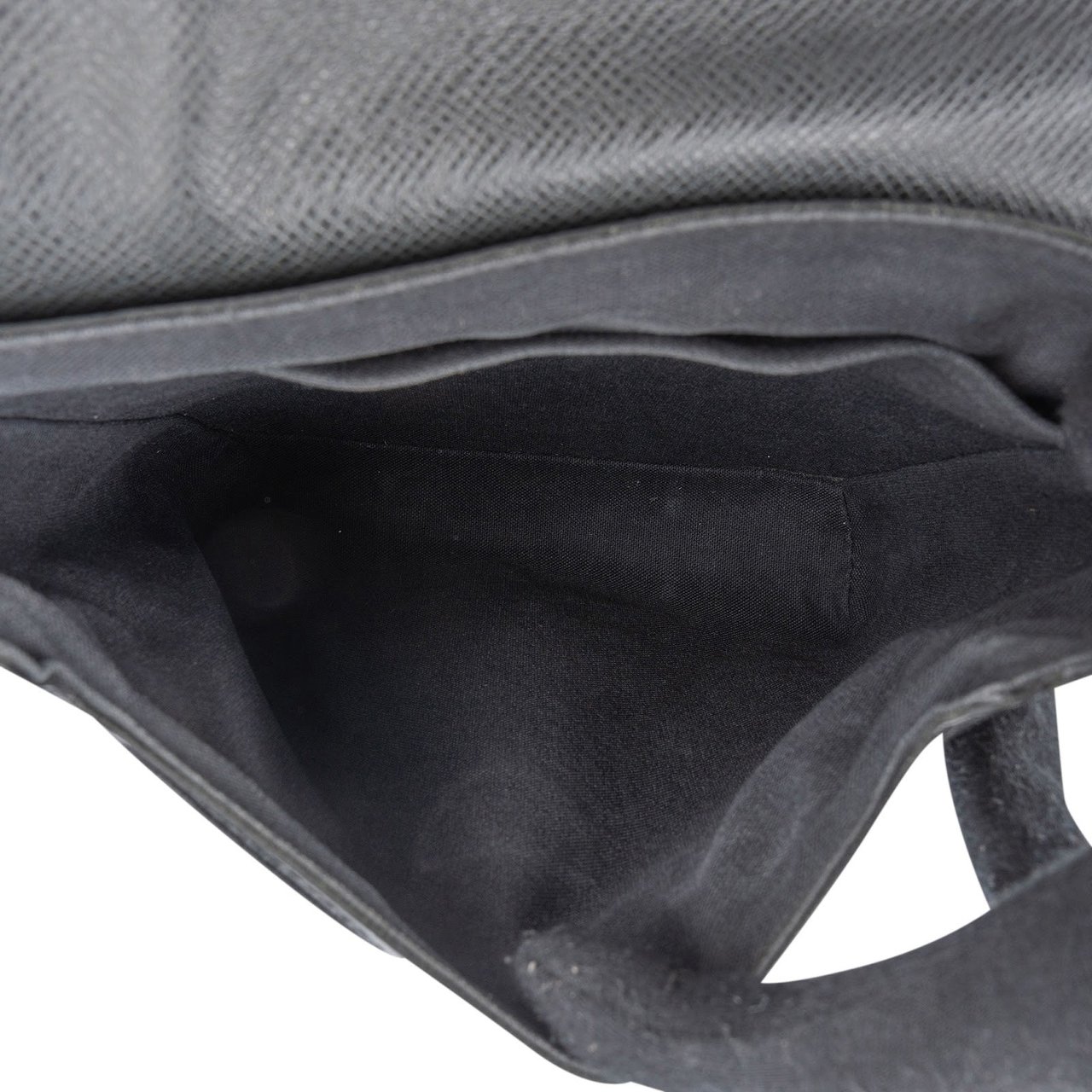 Louis Vuitton Louis Vuitton Noir Taiga Leather Luka Crossbody Bag Zwart