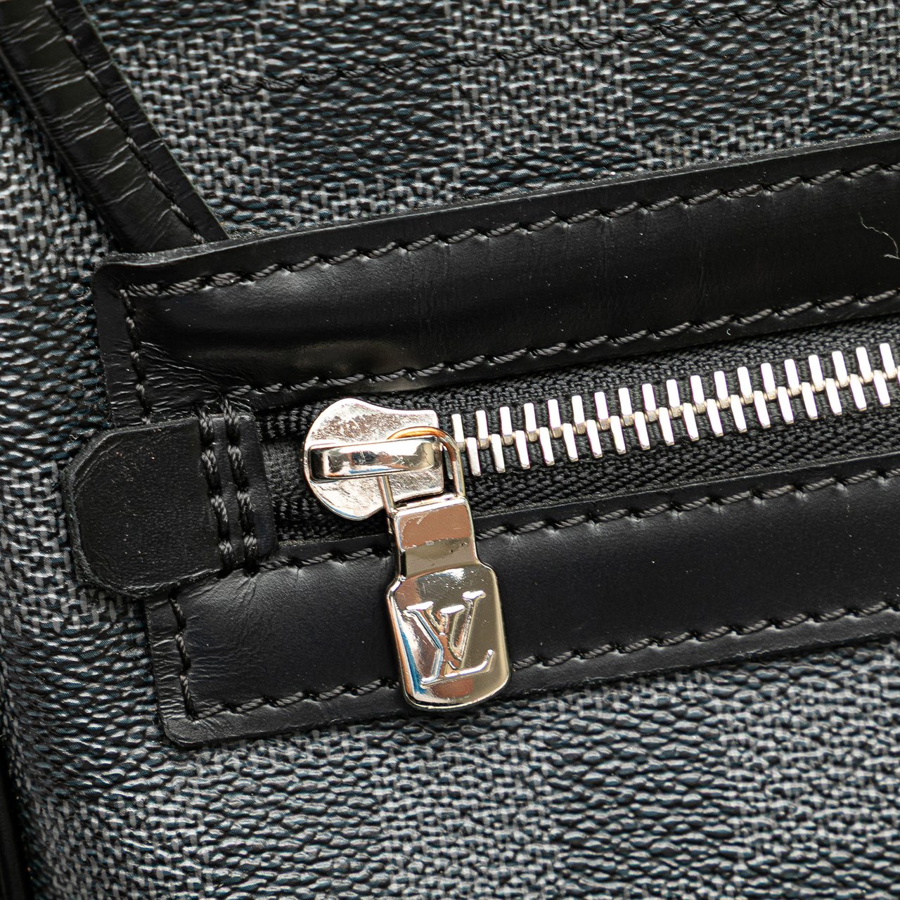 Louis Vuitton Damier Graphite Daniel MM Zwart