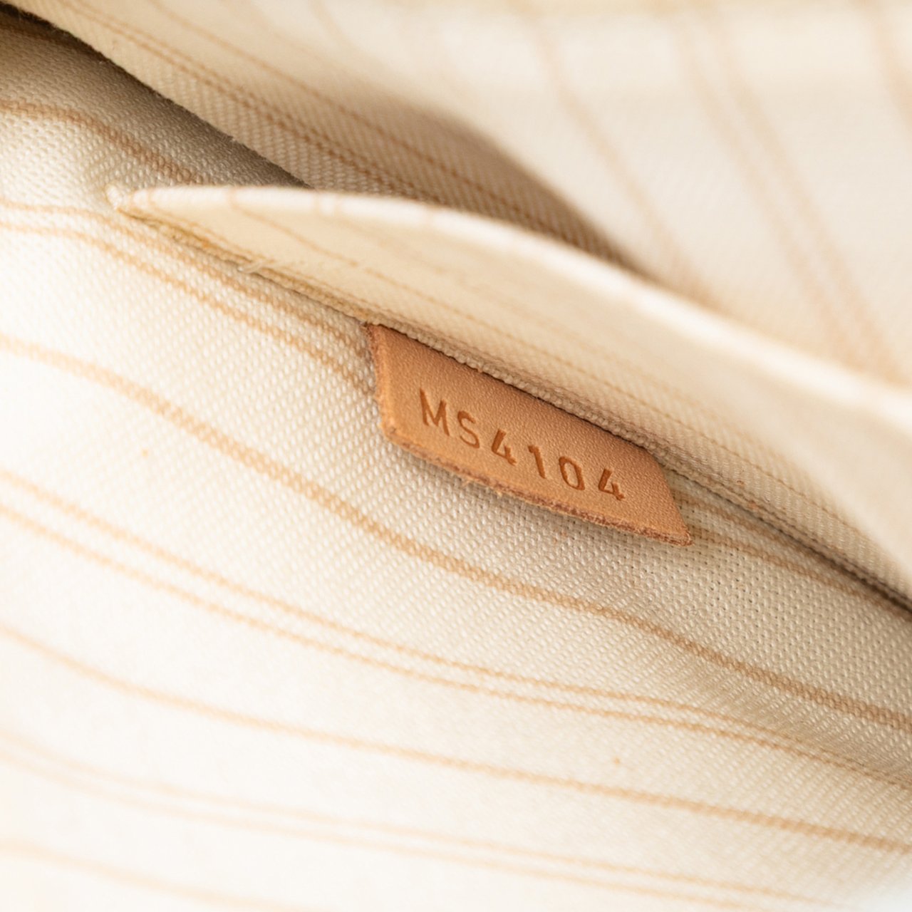 Louis Vuitton Damier Azur Neverfull MM Pouch Wit