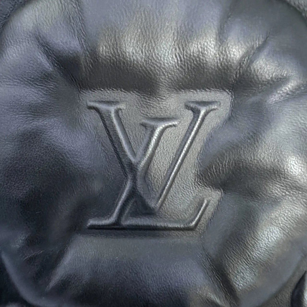 Louis Vuitton Louis Vuitton Asymmetrical Sling Bag 2054 Virgil Abloh Puffy Lammleder M68773 / neuwertig Zwart