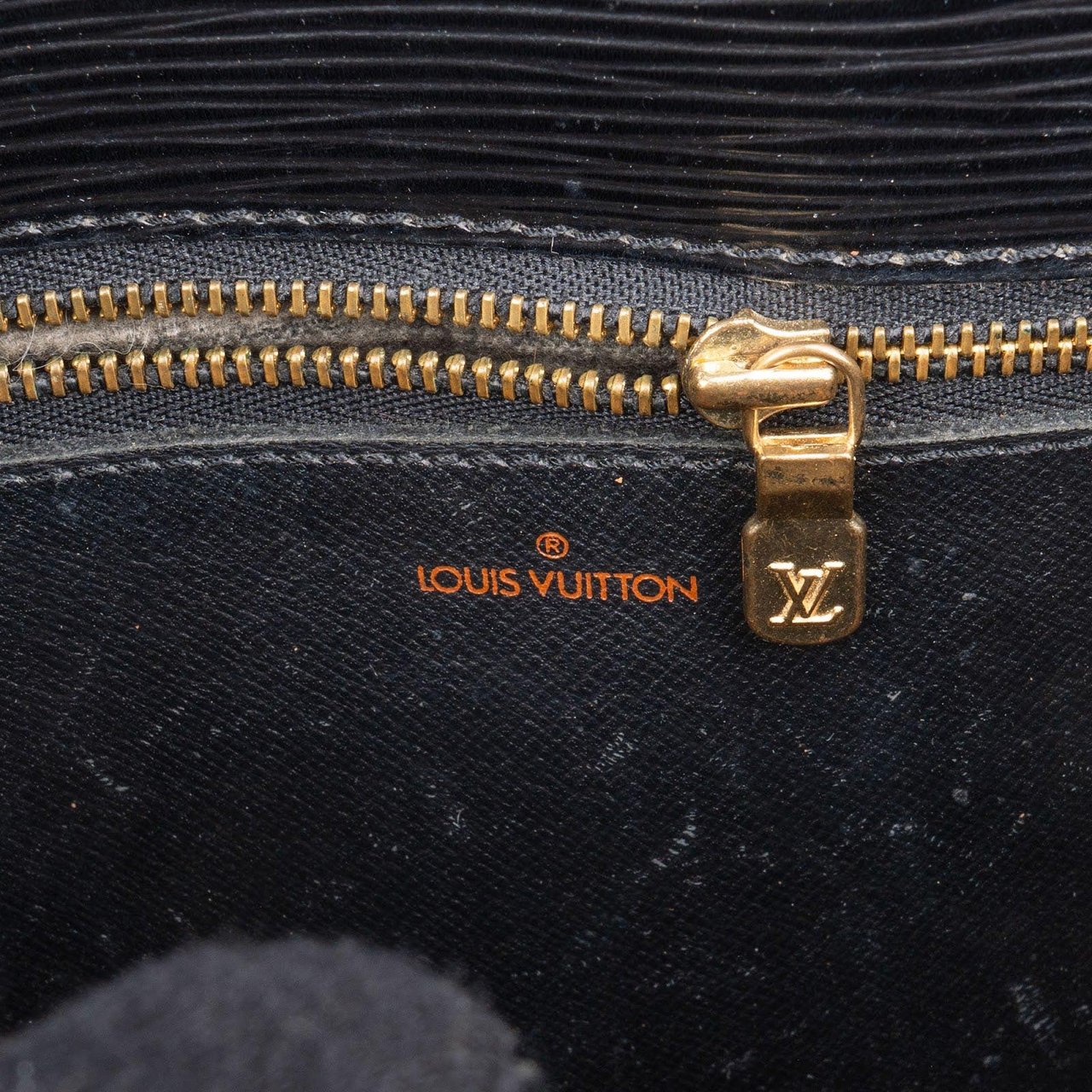 Louis Vuitton Louis Vuitton Noir Epi Leather Saint Cloud GM Crossbody Bag Zwart