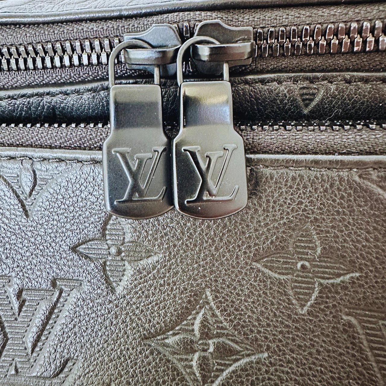 Louis Vuitton Louis Vuitton Rush Bumbag Monogram Shadow Leder schwarz Fullset / sehr gut Zwart