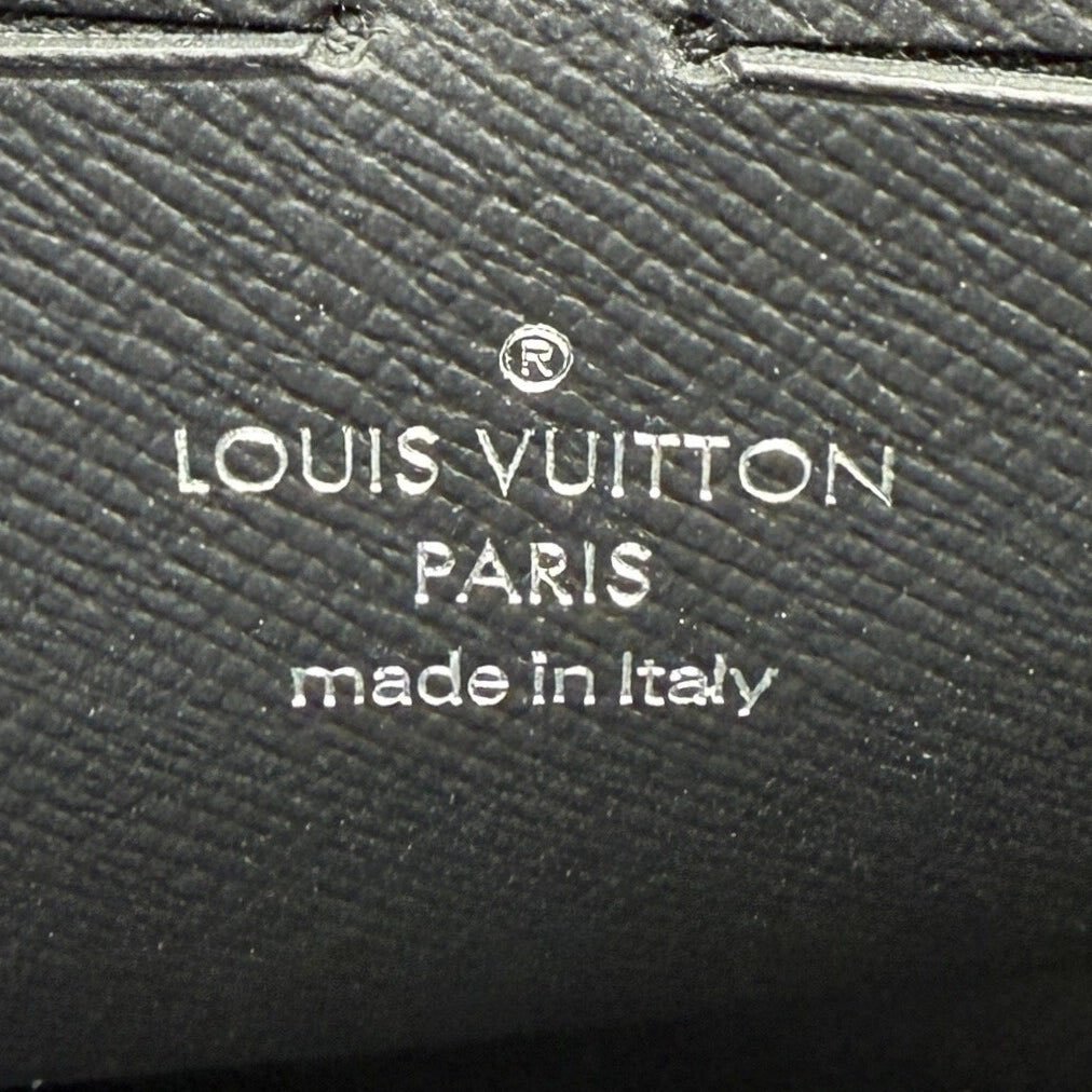 Louis Vuitton Louis Vuitton Pochette Voyage MM Monogram Sunset Multicolor / neuwertig Divers