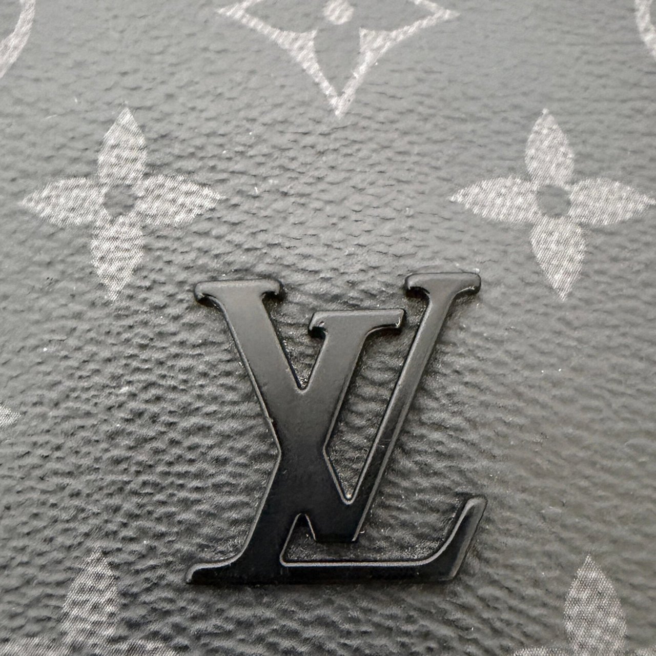 Louis Vuitton Louis Vuitton District PM Messenger Bag Monogram Eclipse / sehr gut Zwart