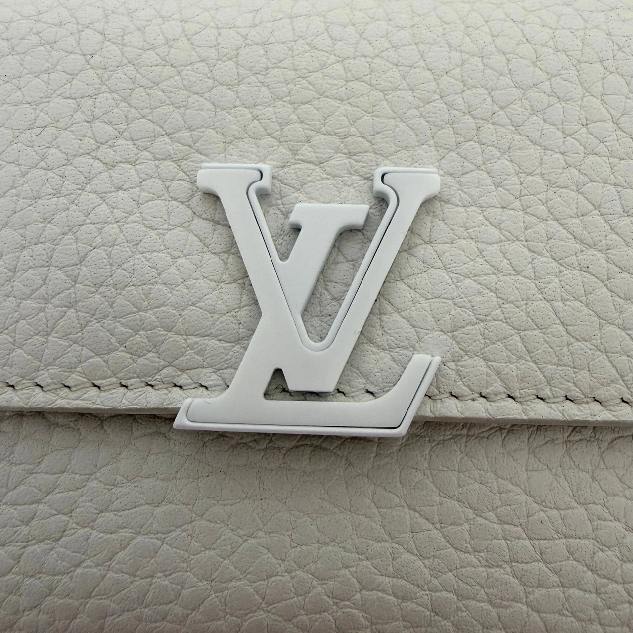 Louis Vuitton Louis Vuitton Capucines XS Geldbörse Off White / neuwertig Wit