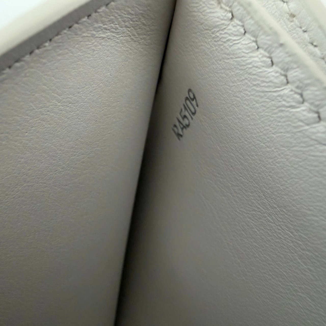 Louis Vuitton Louis Vuitton Capucines XS Geldbörse Off White / neuwertig Wit