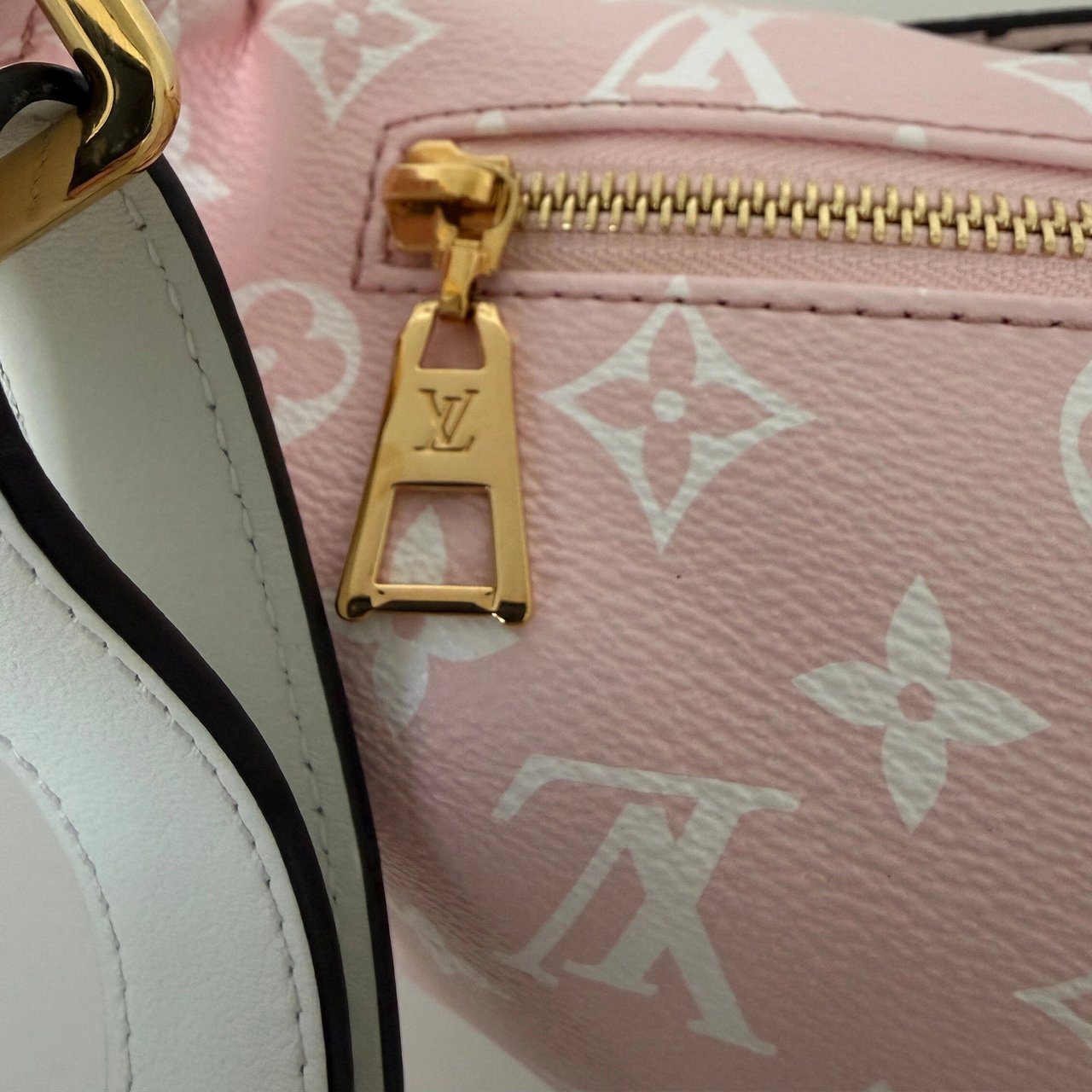 Louis Vuitton Louis Vuitton Bumbag M44575 Monogram Giant Rot / neuwertig Rood