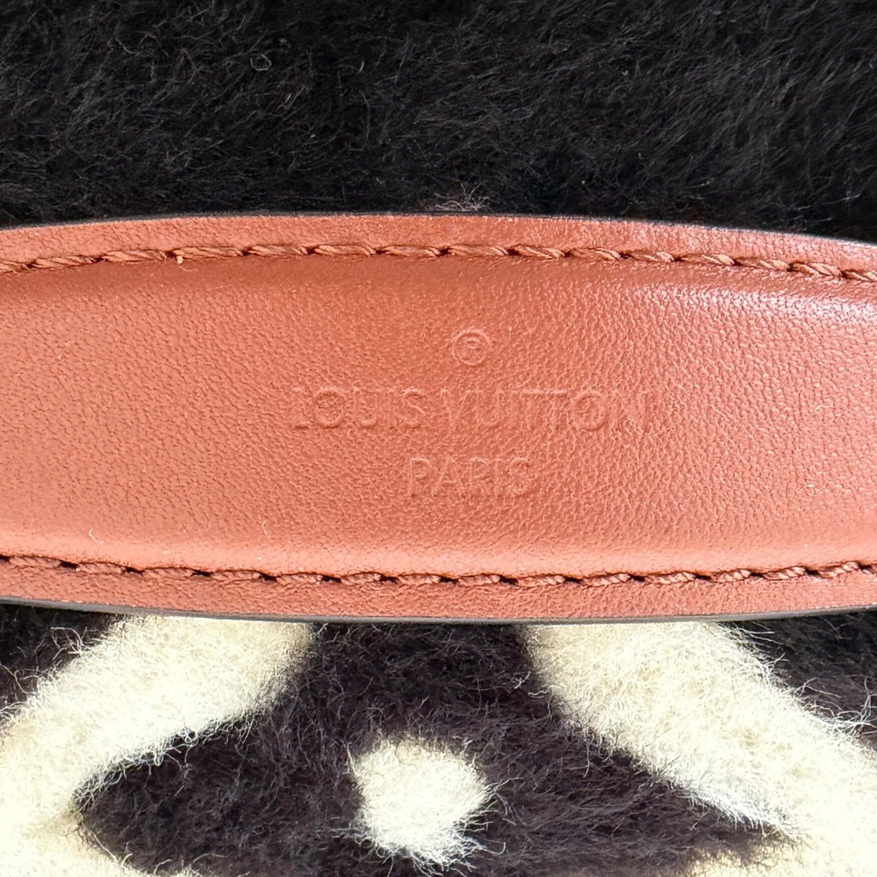 Louis Vuitton Shearling Monogram Bumbag Chocolate Cream Full Set Bruin