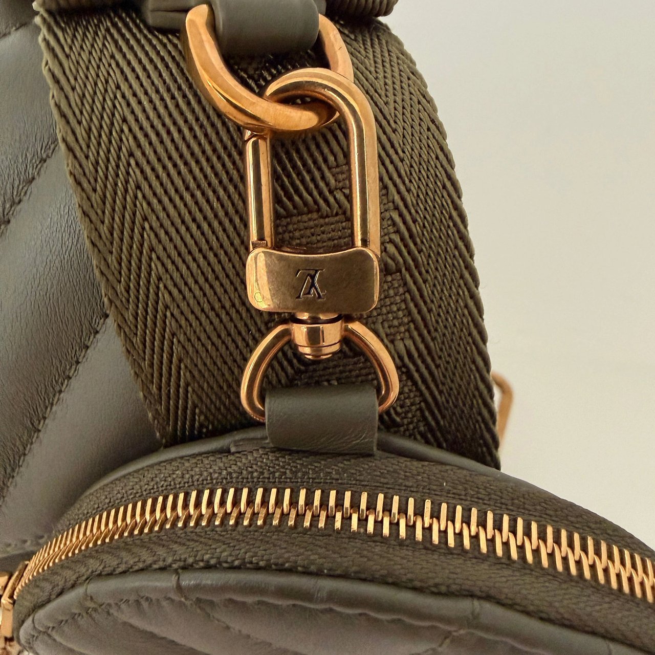 Louis Vuitton New Wave Multi Pochette Leather khaki Groen