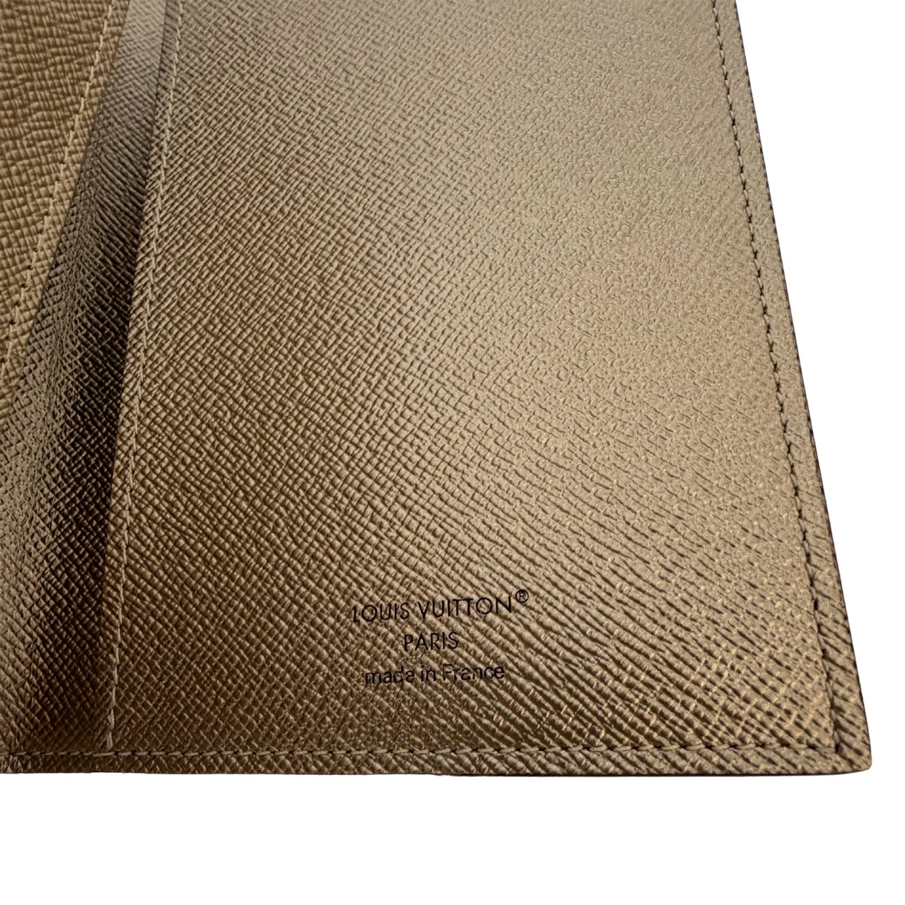 Louis Vuitton Vivienne 2025 Passport Cover Monogram Iced Gold Full Set / mint condition Bruin