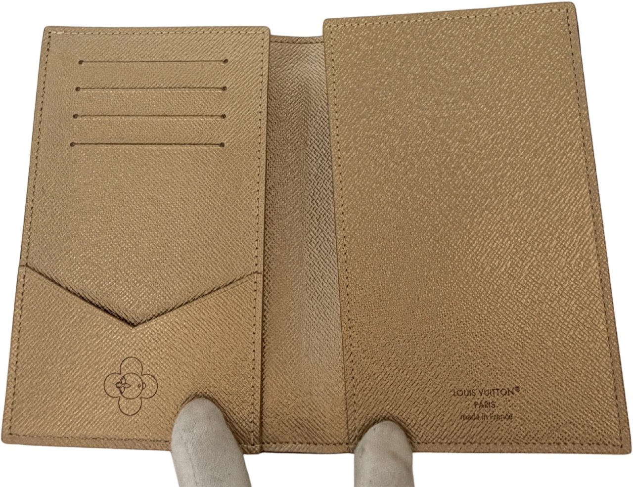 Louis Vuitton Vivienne 2025 Passport Cover Monogram Iced Gold Full Set / mint condition Bruin