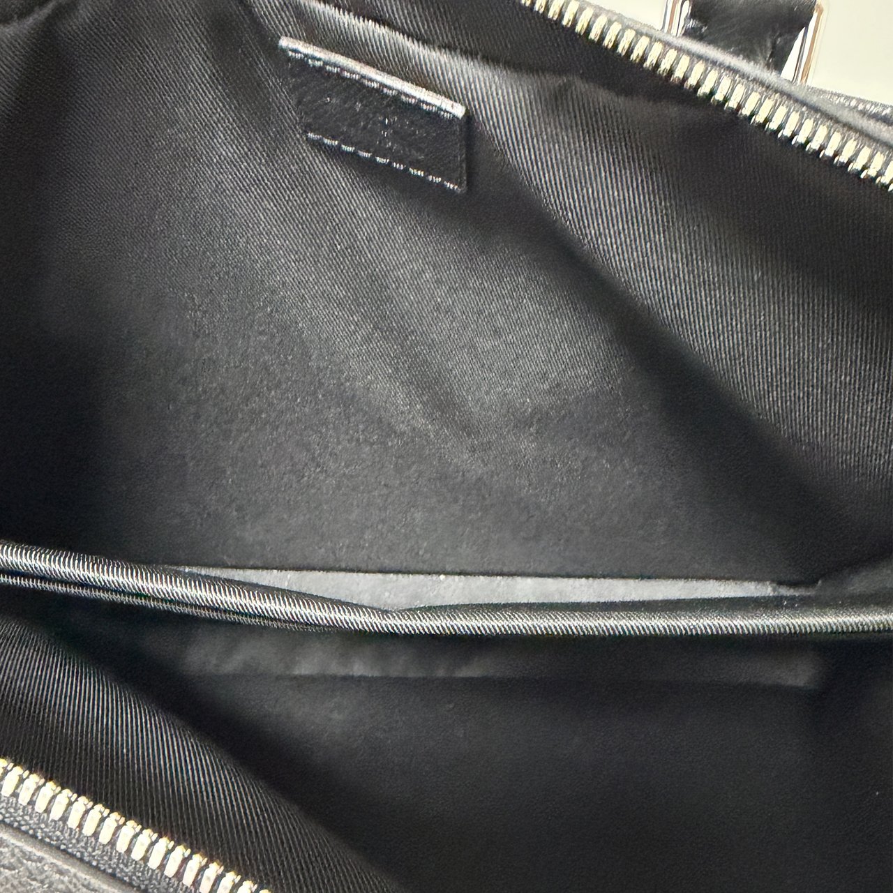 Louis Vuitton Porte-Documents Voyage PM Taiga Leder Fullset / neuwertig Zwart