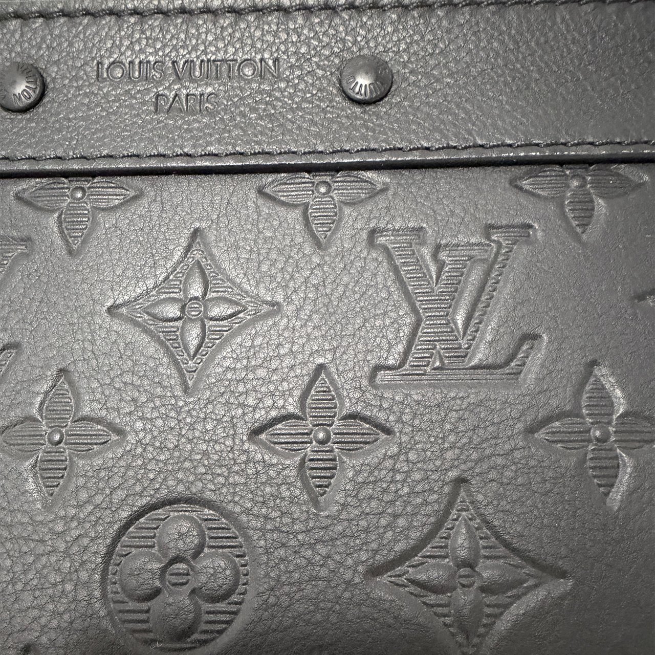 Louis Vuitton Pochette To-Go Monogram Shadow Leder Zwart