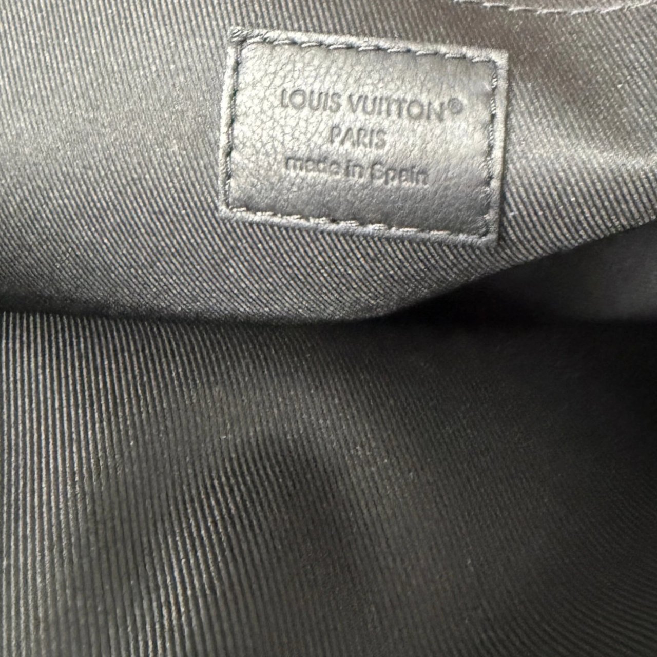 Louis Vuitton Pochette To-Go Monogram Shadow Leder Zwart