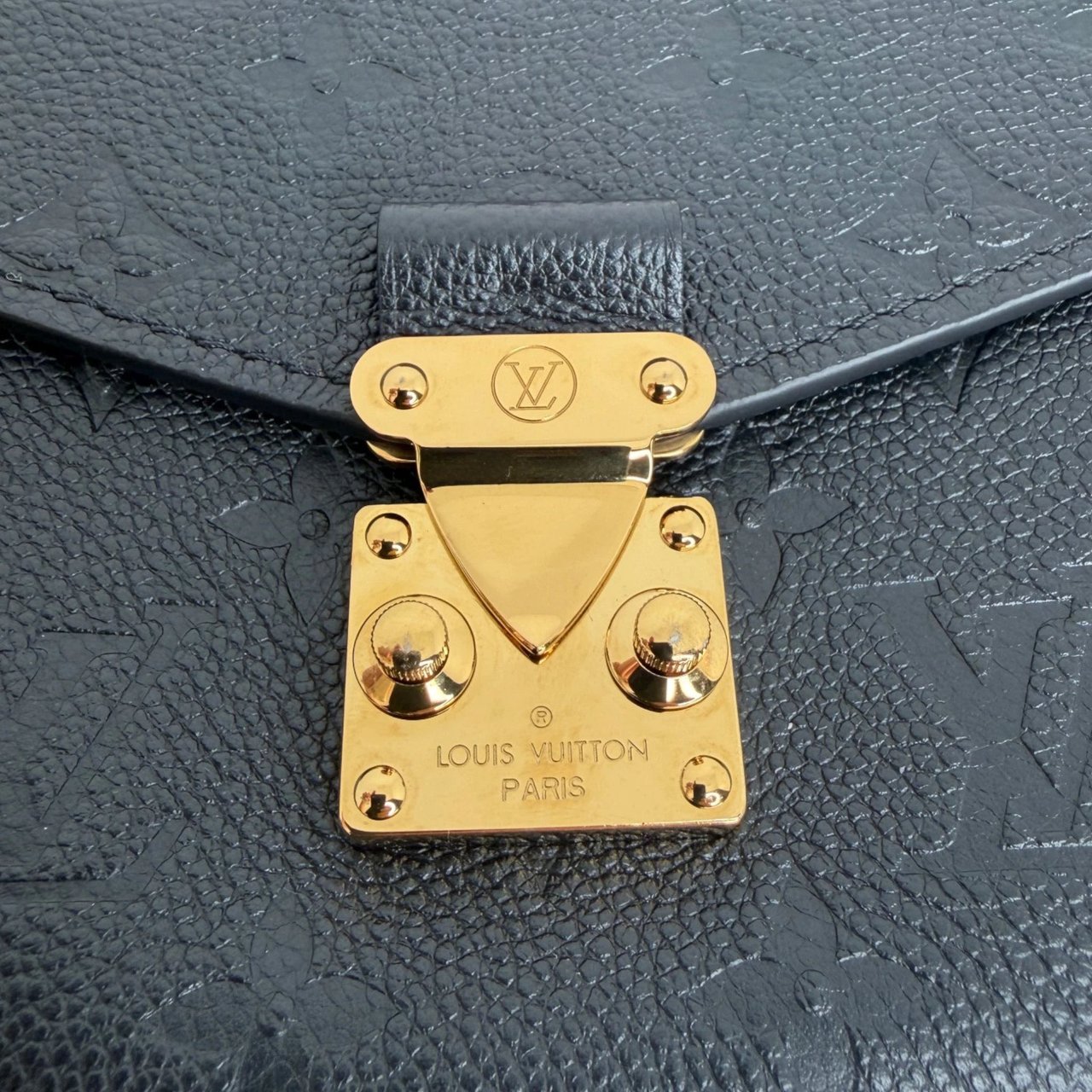 Louis Vuitton Pochette Métis East West Empreinte Leder schwarz Zwart