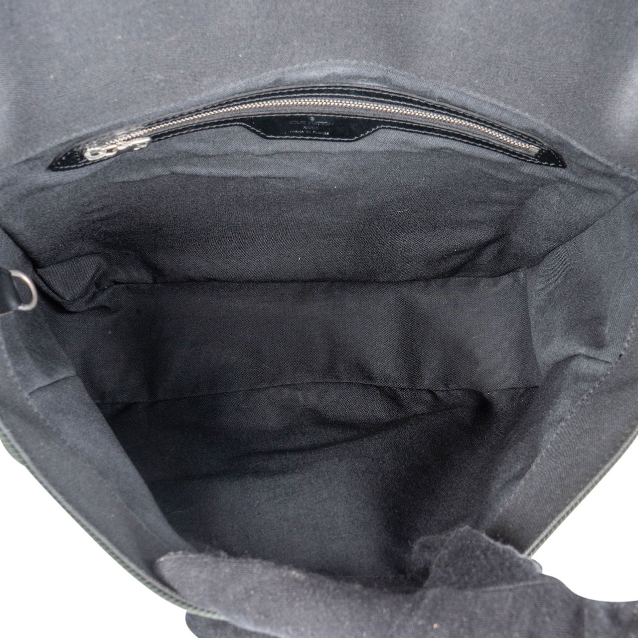 Louis Vuitton Taiga Leather and Nylon Victor Messenger Crossbody Bag Zwart