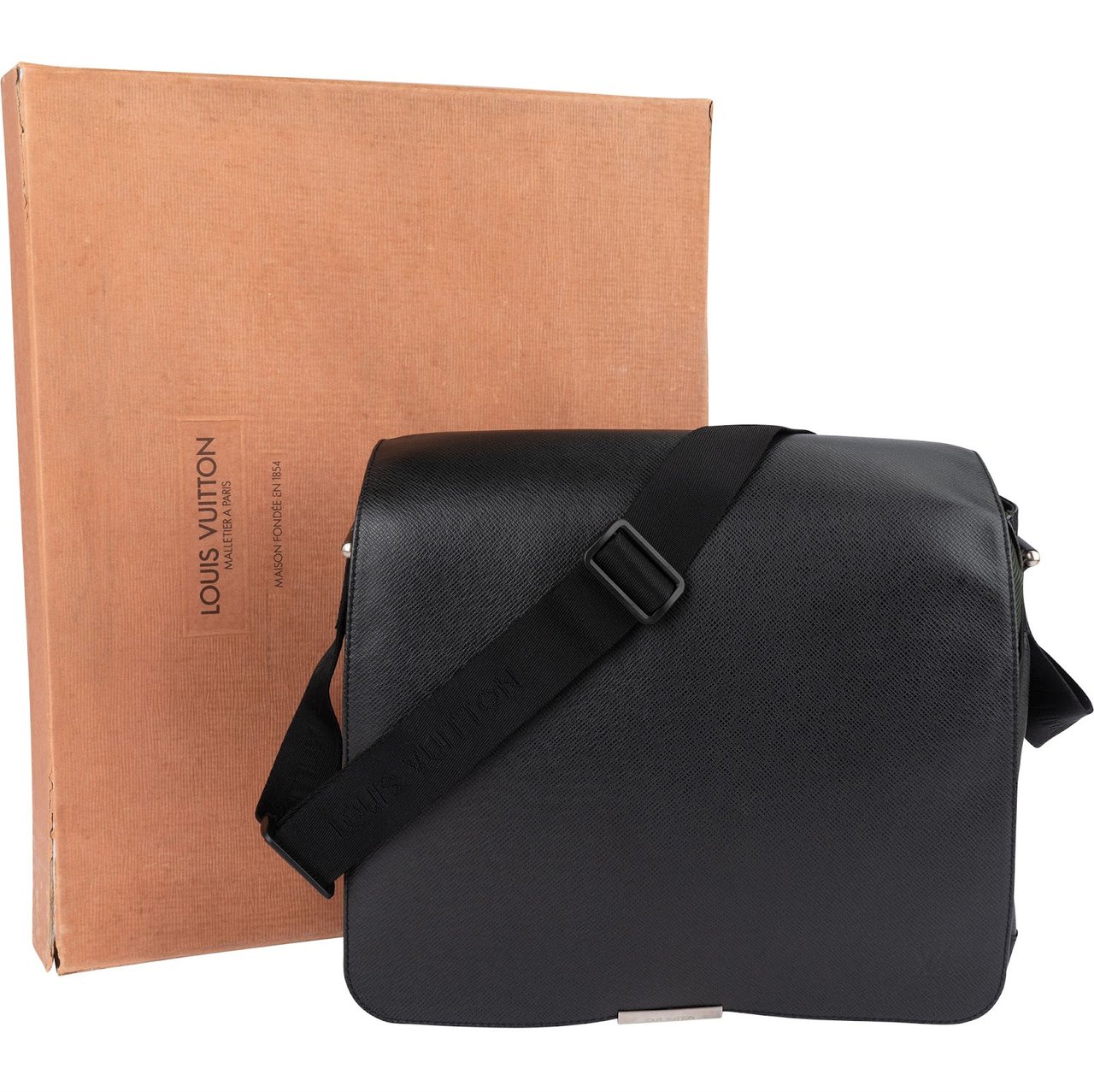 Louis Vuitton Taiga Leather and Nylon Victor Messenger Crossbody Bag Zwart